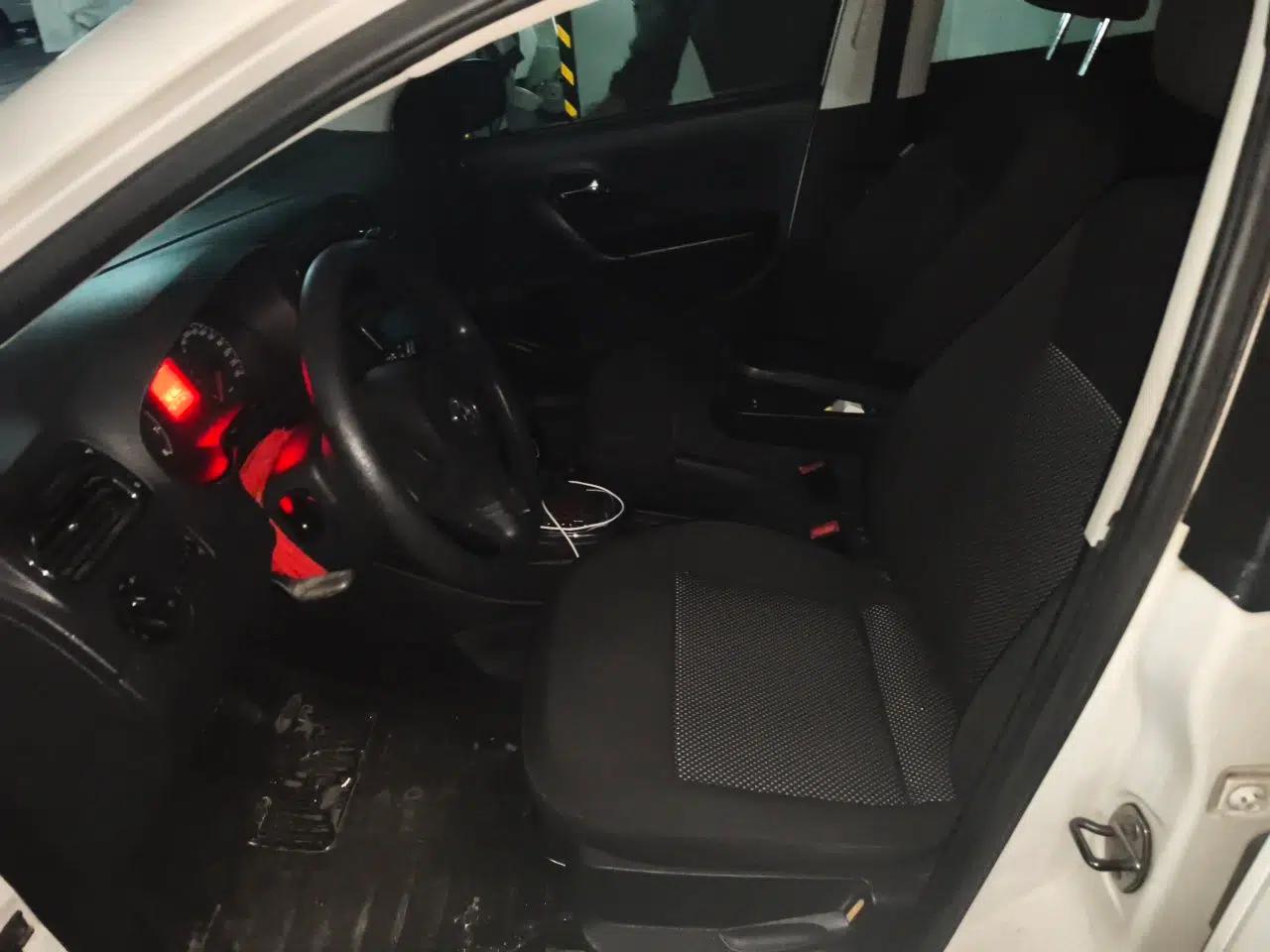 Volkswagen Polo 2013 1.6L Automatic Comfort Edition — миниатюра 15