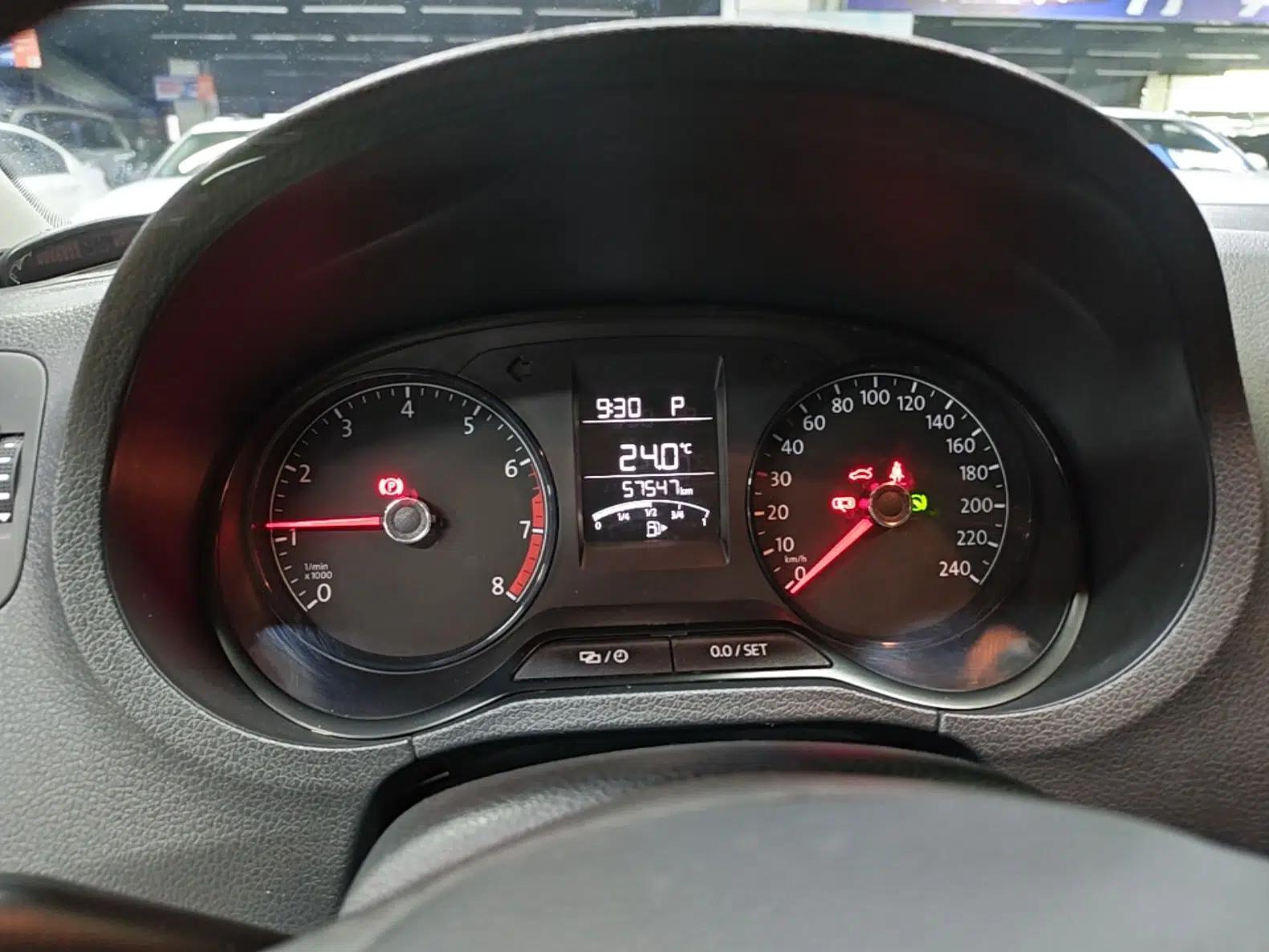 Volkswagen Polo 2016 1.4L Automatic Trendy Model — миниатюра 14