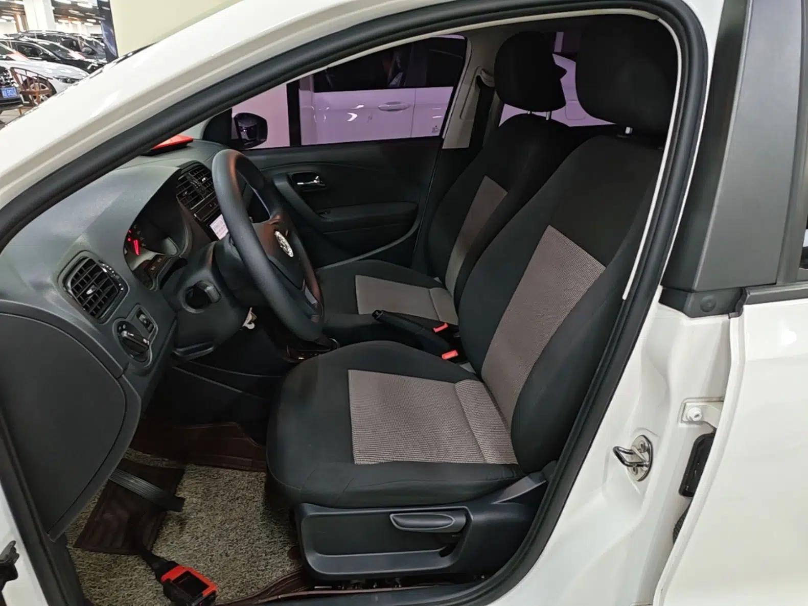 Volkswagen Polo 2016 1.4L Automatic Trendy Model — миниатюра 17