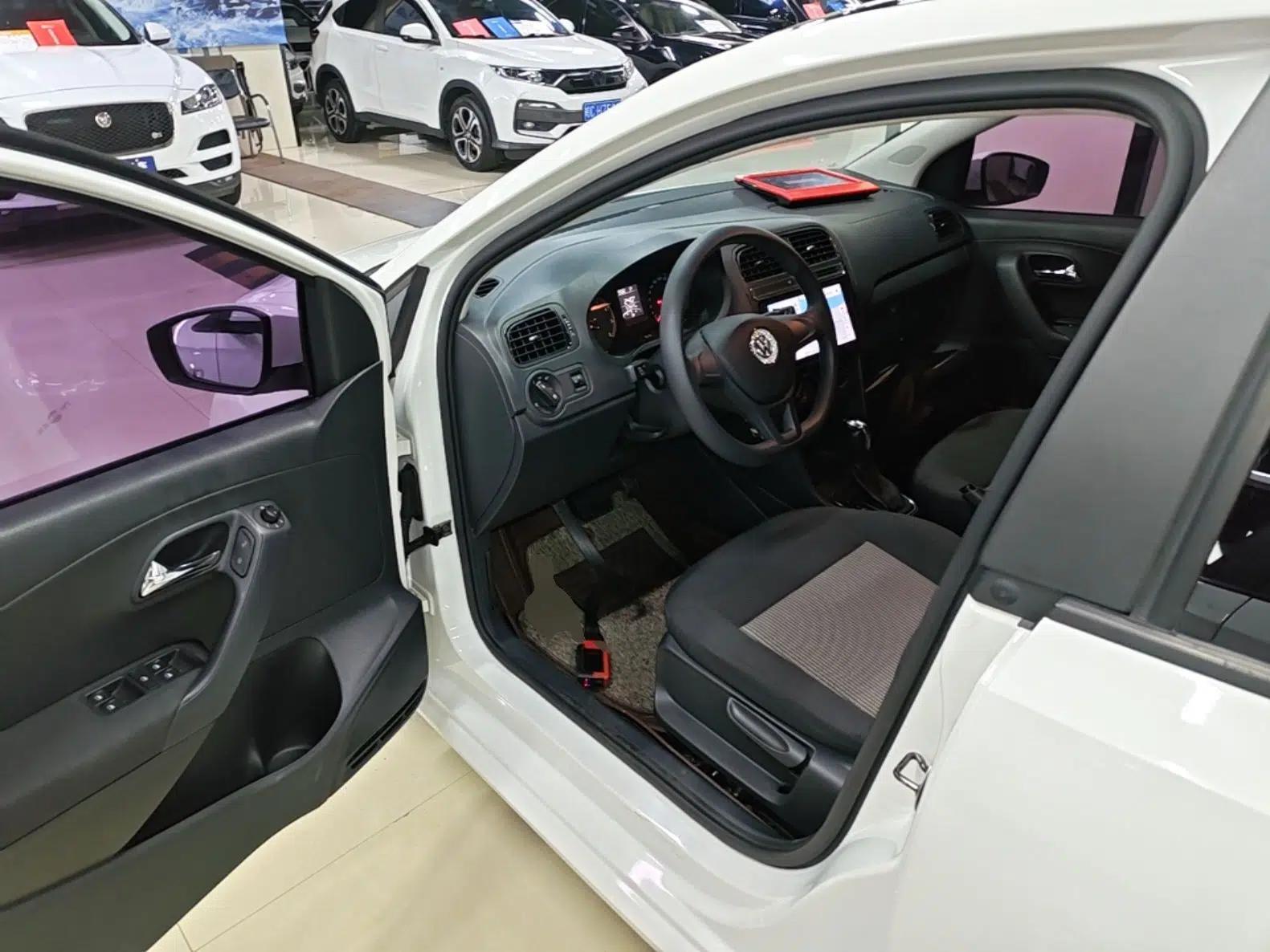 Volkswagen Polo 2016 1.4L Automatic Trendy Model — миниатюра 18