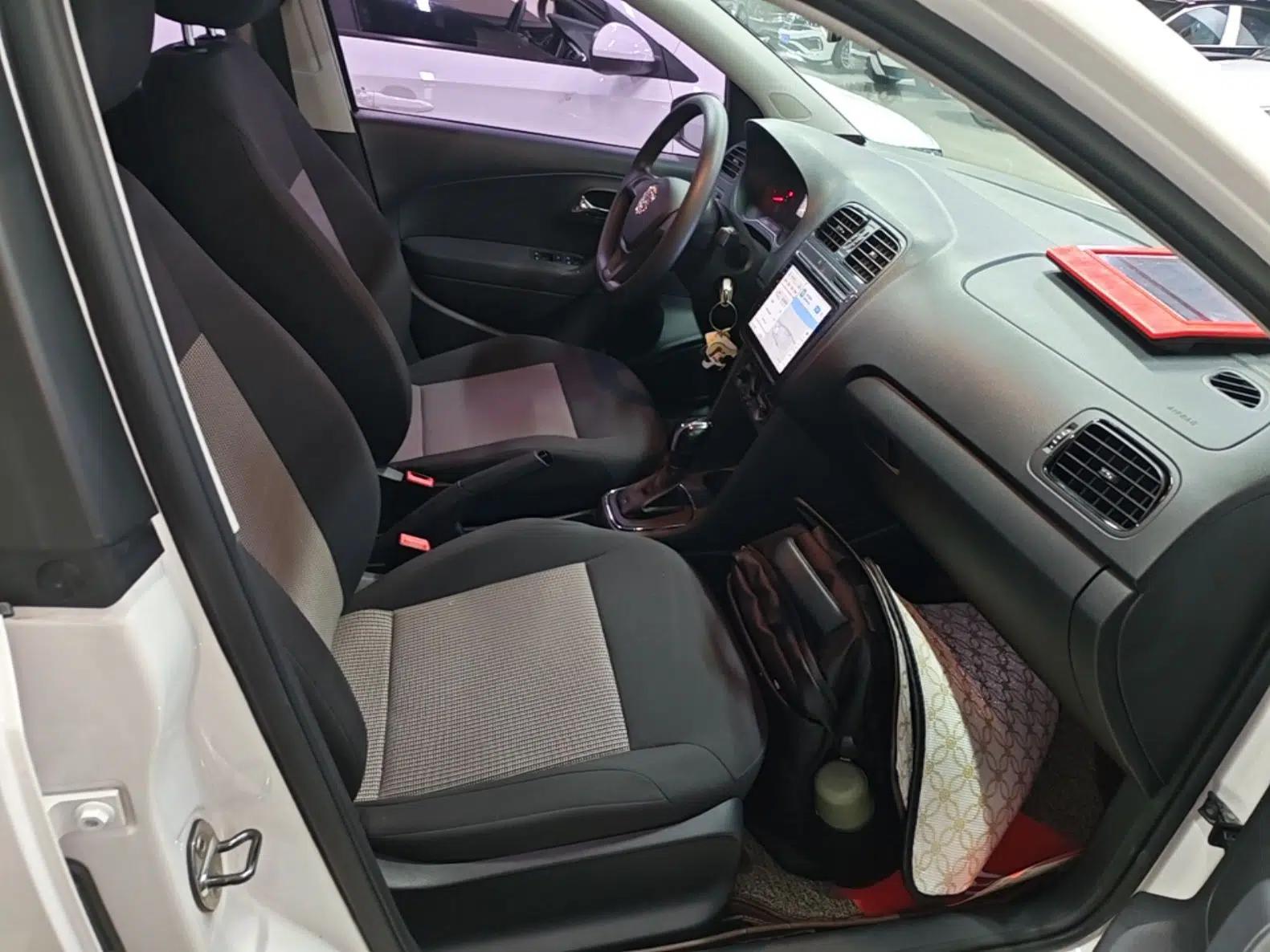 Volkswagen Polo 2016 1.4L Automatic Trendy Model — миниатюра 19