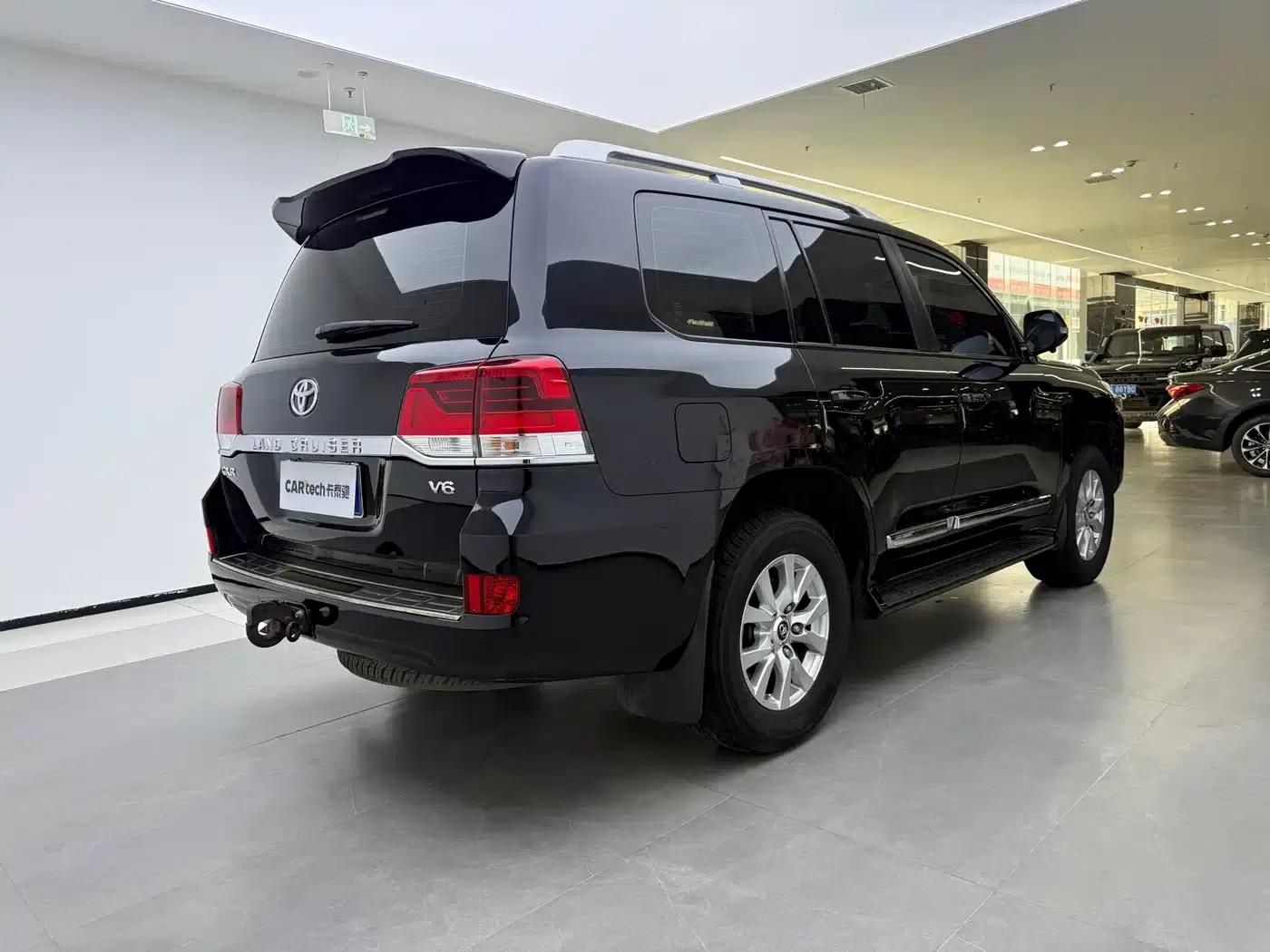 2019 Land Cruiser (Imported) 4.0L Automatic — миниатюра 3