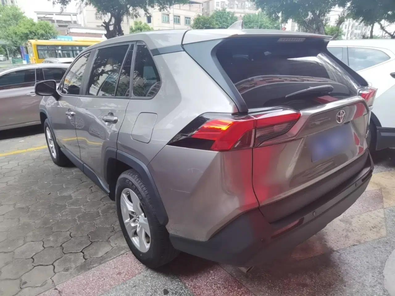 Toyota RAV4 2022 2.0L CVT Two-Wheel Drive Urban Edition — миниатюра 4