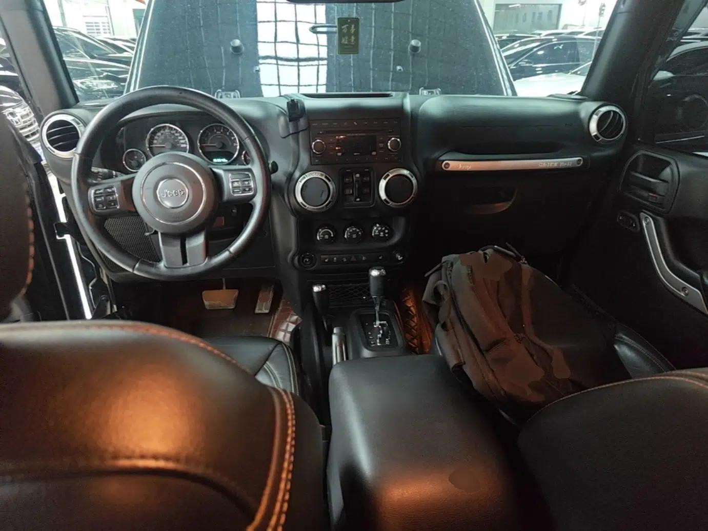 Jeep Wrangler 2015 3.0L Sahara Four-Door Comfort Edition — миниатюра 12