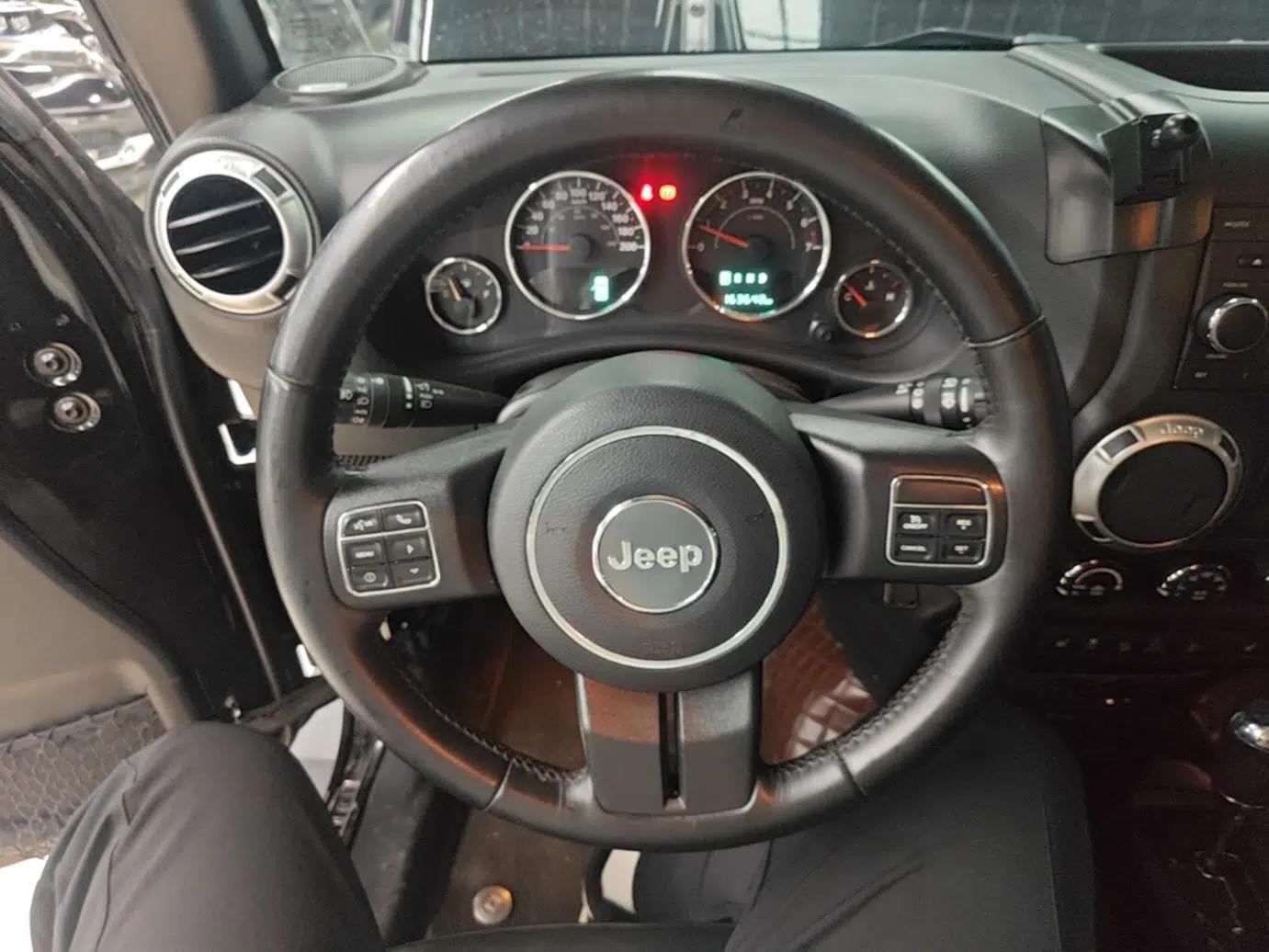 Jeep Wrangler 2015 3.0L Sahara Four-Door Comfort Edition — миниатюра 13