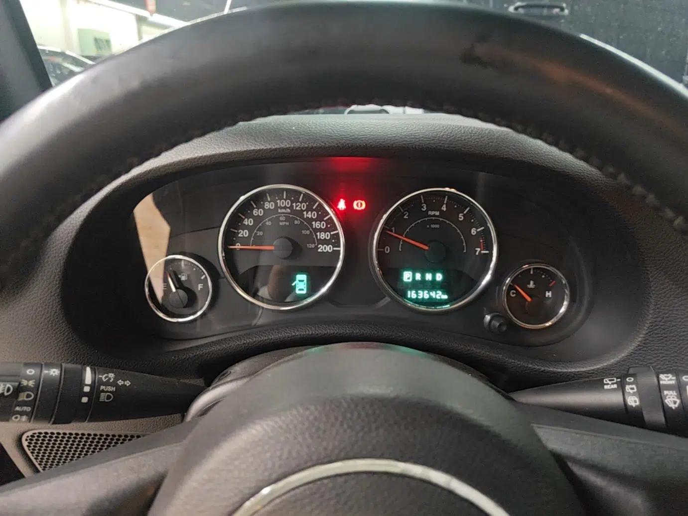 Jeep Wrangler 2015 3.0L Sahara Four-Door Comfort Edition — миниатюра 14