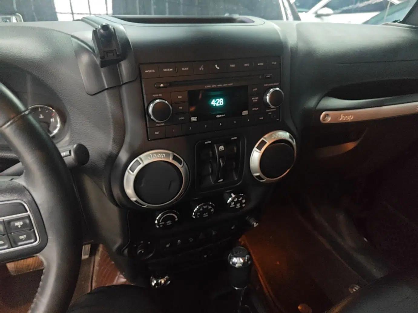 Jeep Wrangler 2015 3.0L Sahara Four-Door Comfort Edition — миниатюра 15