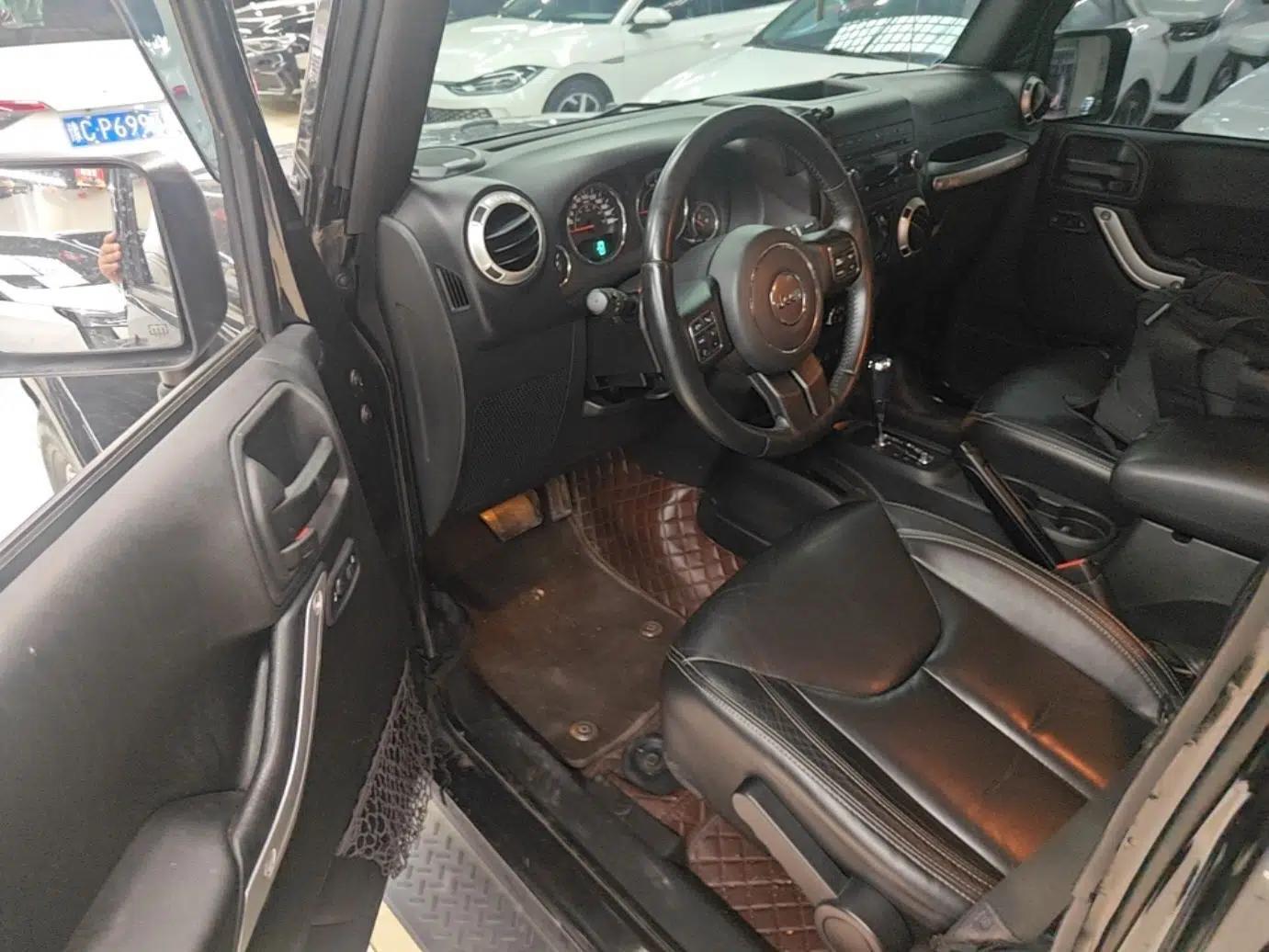 Jeep Wrangler 2015 3.0L Sahara Four-Door Comfort Edition — миниатюра 18