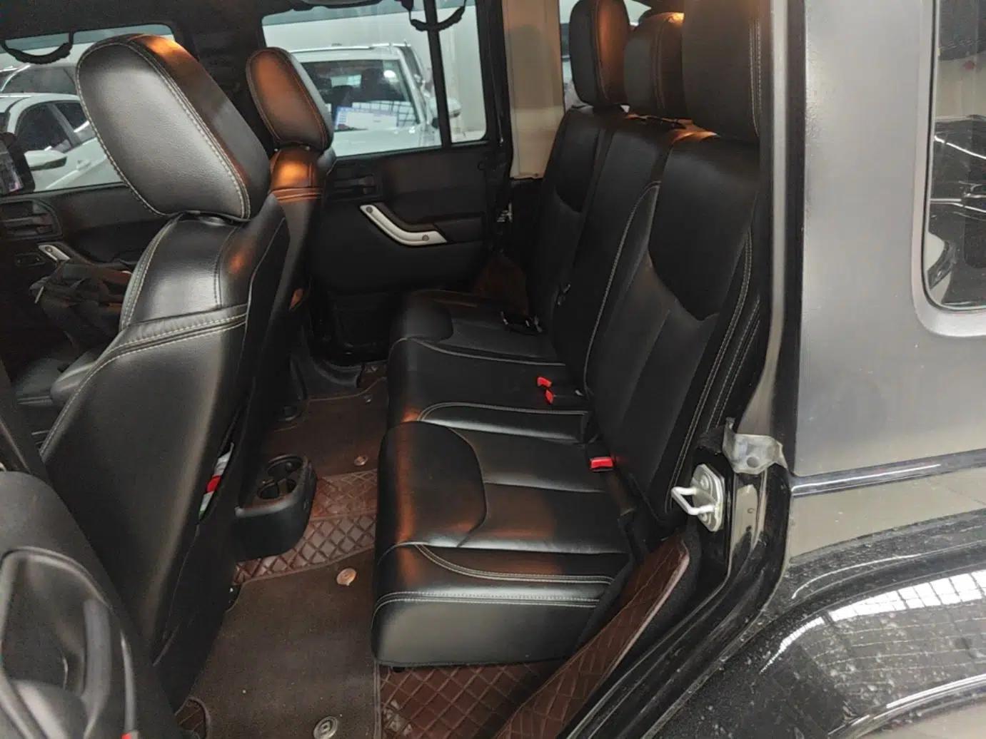 Jeep Wrangler 2015 3.0L Sahara Four-Door Comfort Edition — миниатюра 20