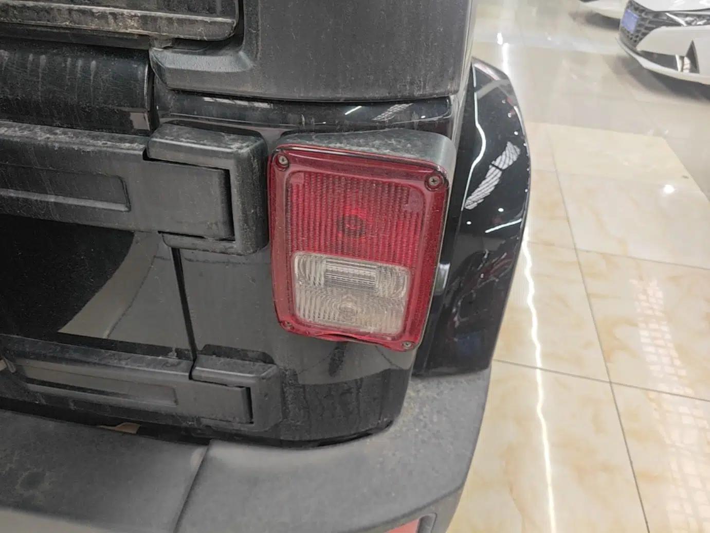 Jeep Wrangler 2015 3.0L Sahara Four-Door Comfort Edition — миниатюра 9
