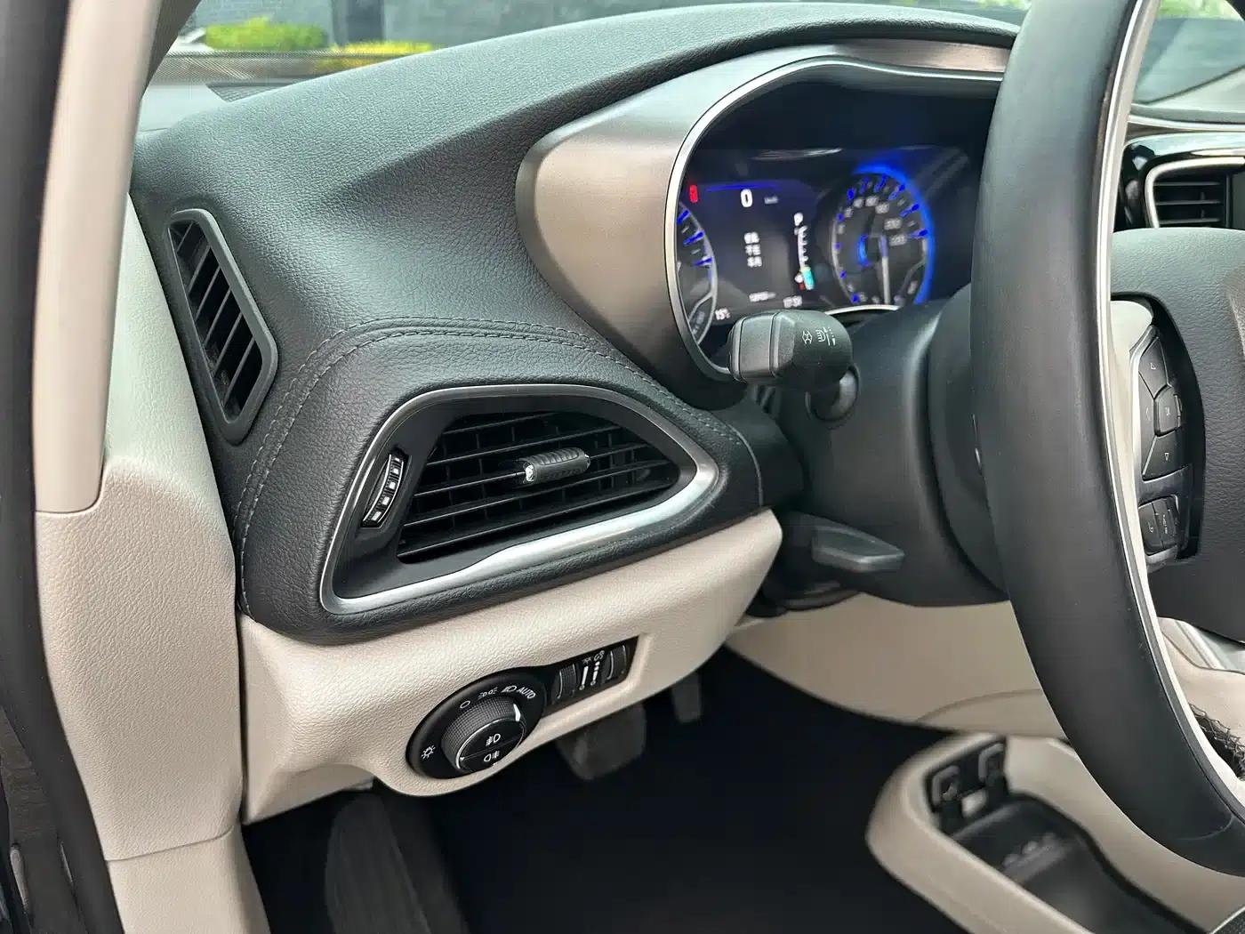 2017 Imported Grand Voyager 3.6L Premium Edition — миниатюра 13