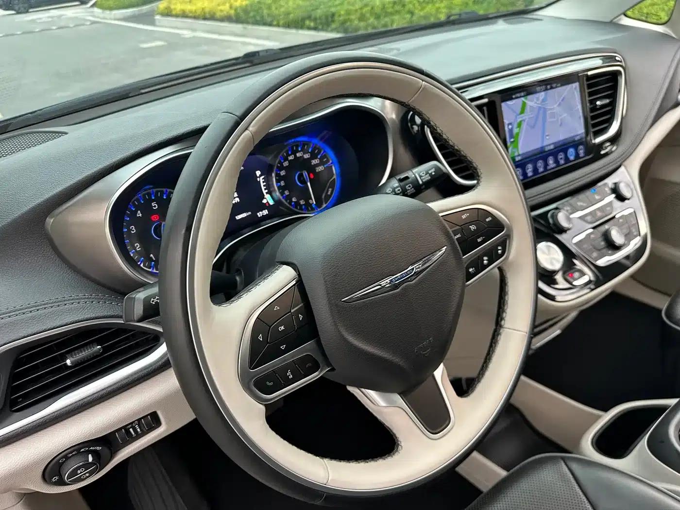 2017 Imported Grand Voyager 3.6L Premium Edition — миниатюра 14