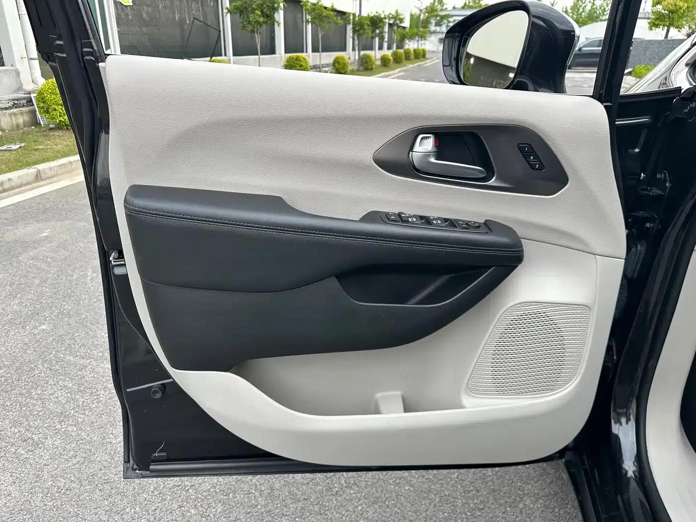 2017 Imported Grand Voyager 3.6L Premium Edition — миниатюра 15