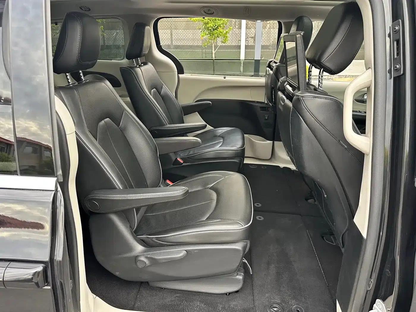 2017 Imported Grand Voyager 3.6L Premium Edition — миниатюра 17