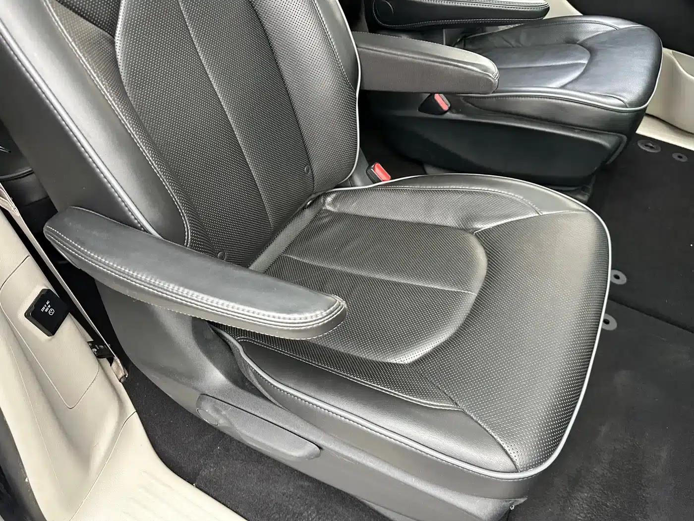 2017 Imported Grand Voyager 3.6L Premium Edition — миниатюра 19