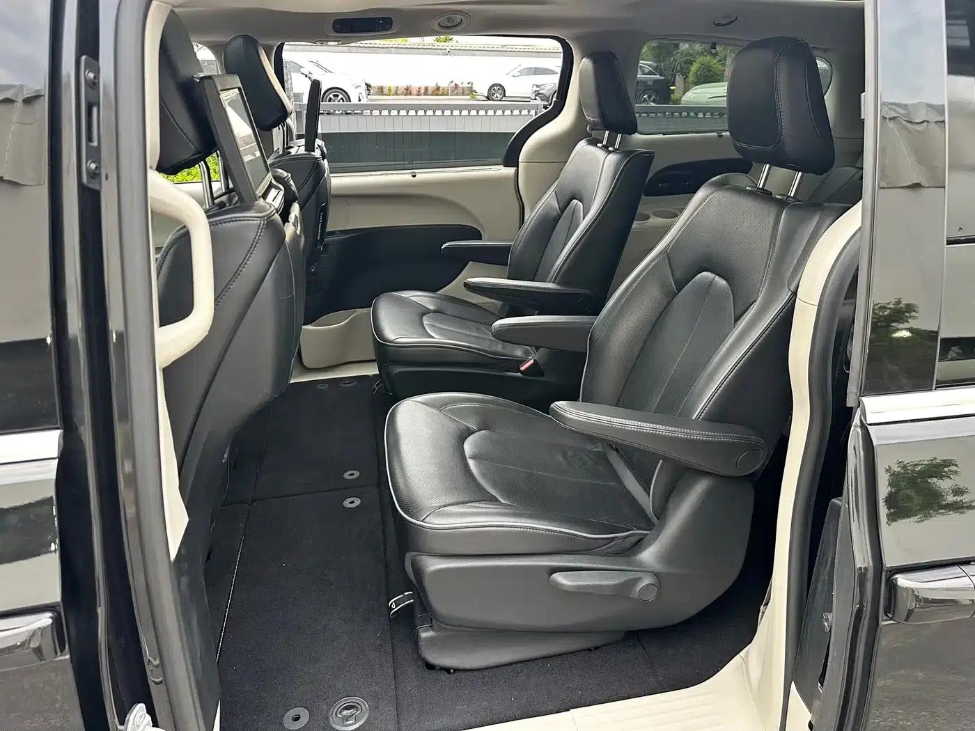 2017 Imported Grand Voyager 3.6L Premium Edition — миниатюра 20
