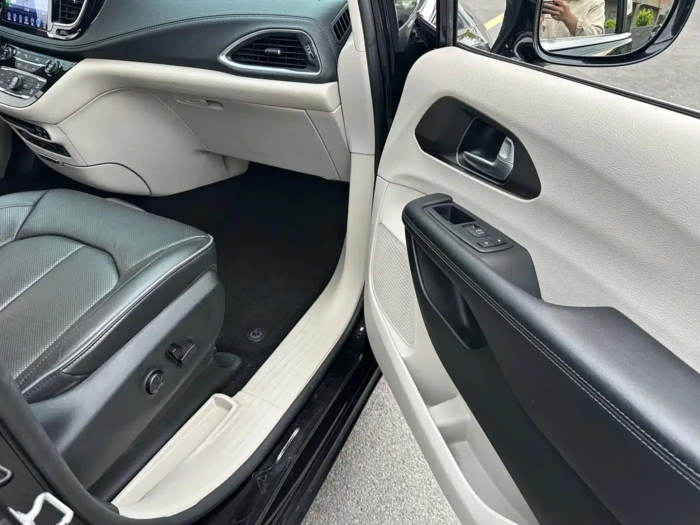 2017 Imported Grand Voyager 3.6L Premium Edition — миниатюра 22