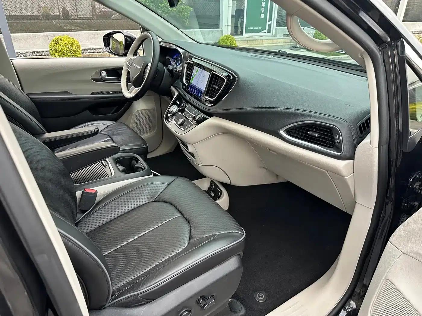 2017 Imported Grand Voyager 3.6L Premium Edition — миниатюра 23