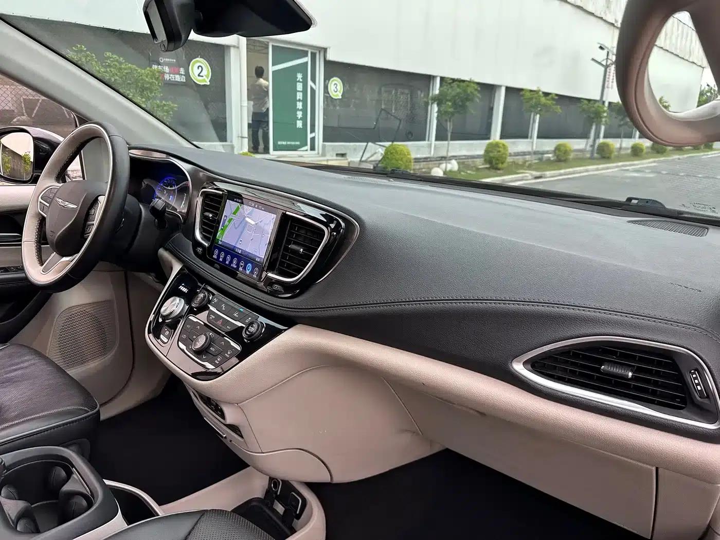 2017 Imported Grand Voyager 3.6L Premium Edition — миниатюра 24