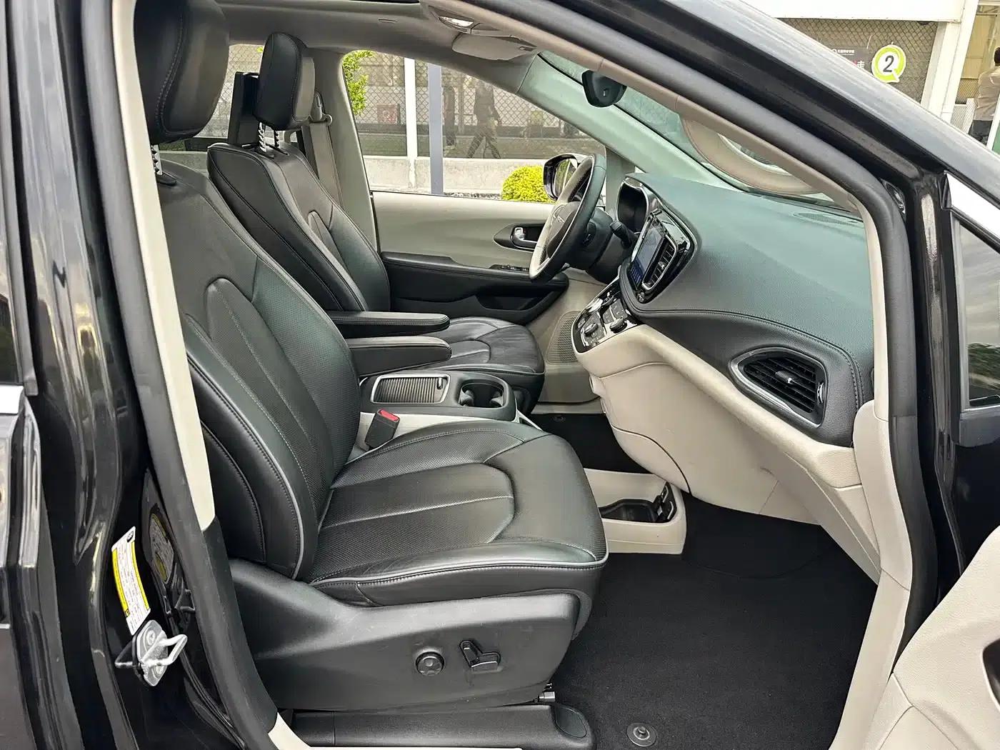 2017 Imported Grand Voyager 3.6L Premium Edition — миниатюра 25