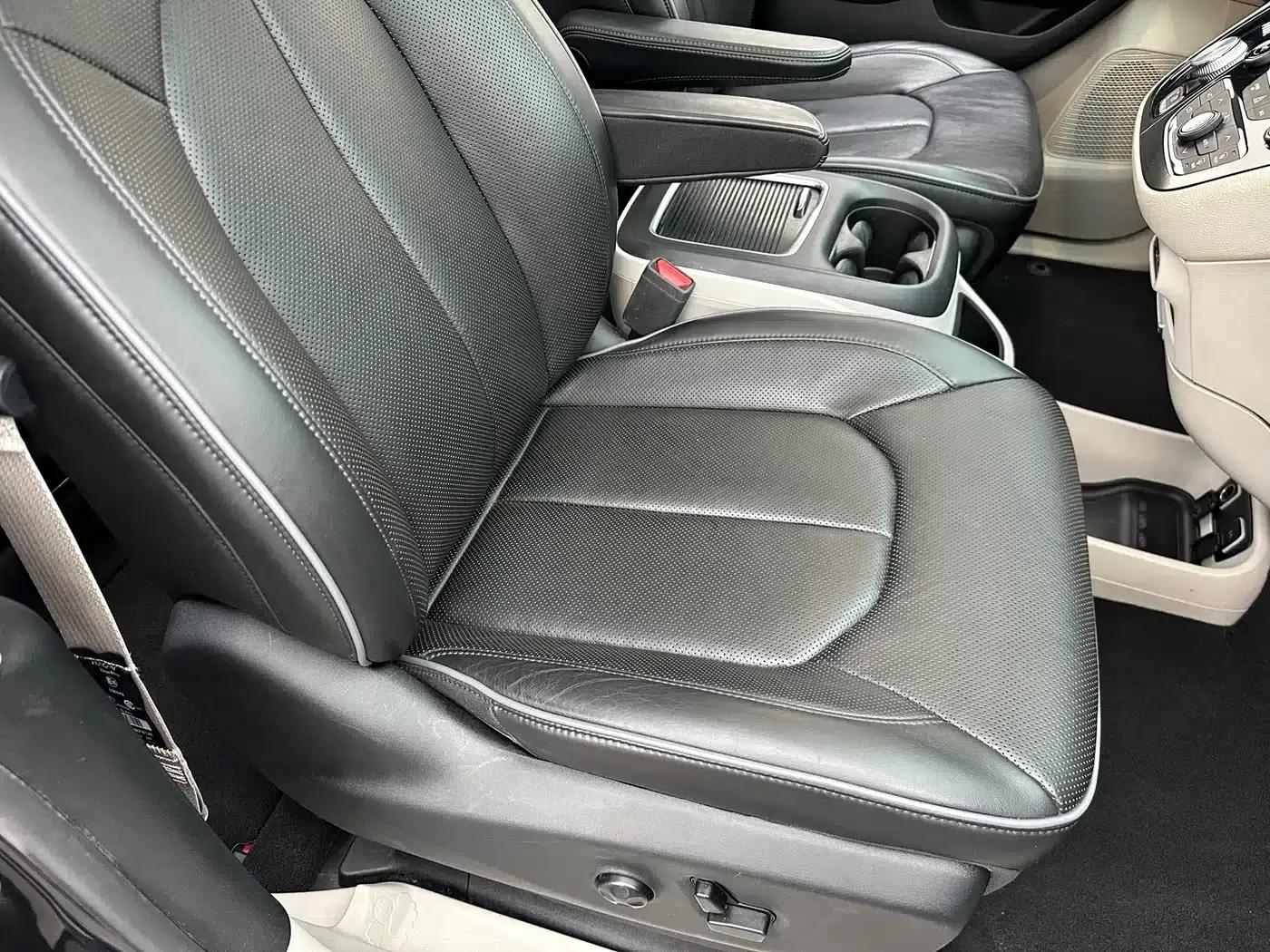 2017 Imported Grand Voyager 3.6L Premium Edition — миниатюра 26