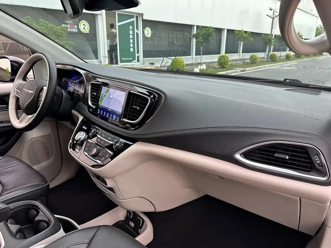 2017 Imported Grand Voyager 3.6L Premium Edition — миниатюра 27