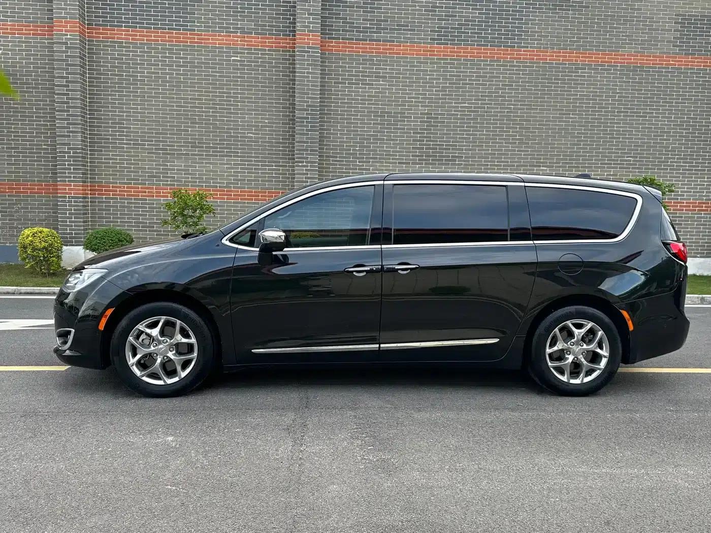 2017 Imported Grand Voyager 3.6L Premium Edition — миниатюра 4