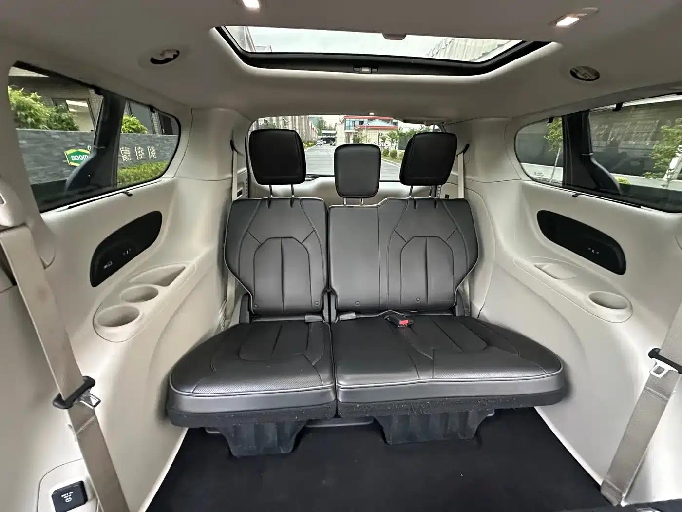 2017 Imported Grand Voyager 3.6L Premium Edition — миниатюра 36