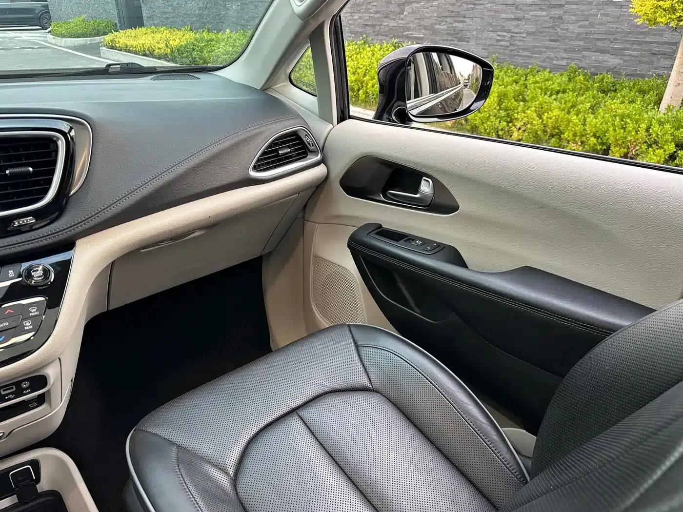 2017 Imported Grand Voyager 3.6L Premium Edition — миниатюра 37
