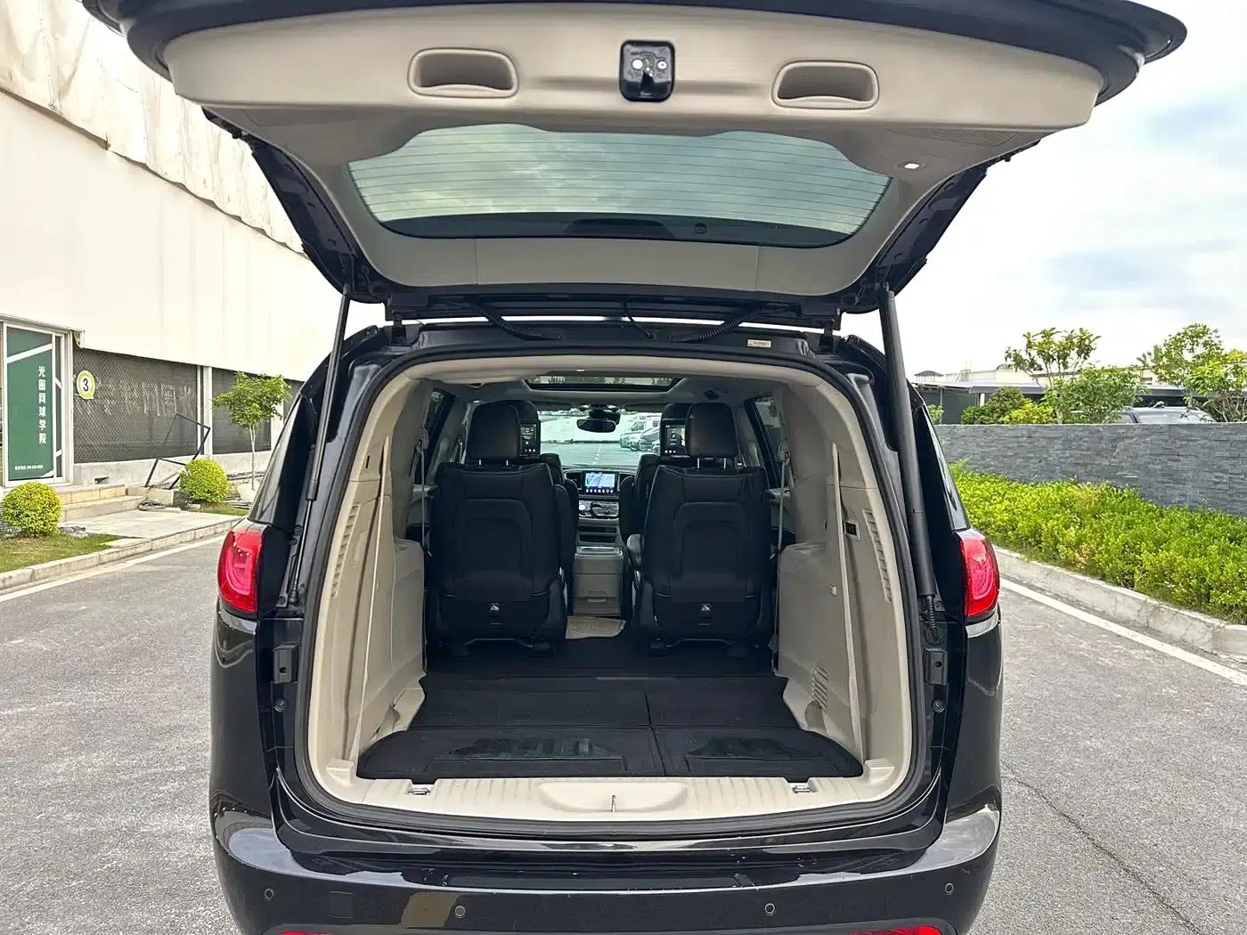 2017 Imported Grand Voyager 3.6L Premium Edition — миниатюра 48