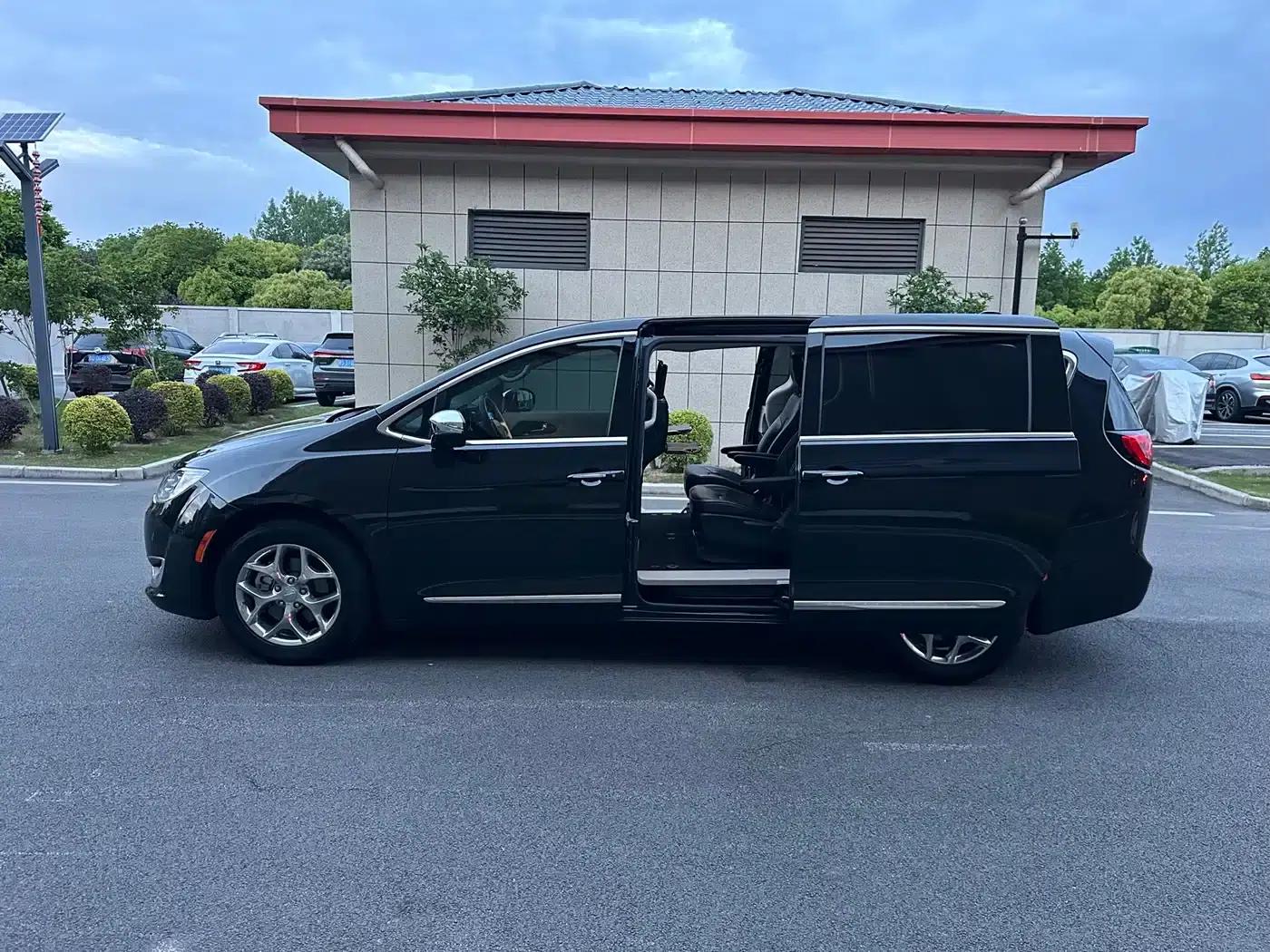 2017 Imported Grand Voyager 3.6L Premium Edition — миниатюра 56