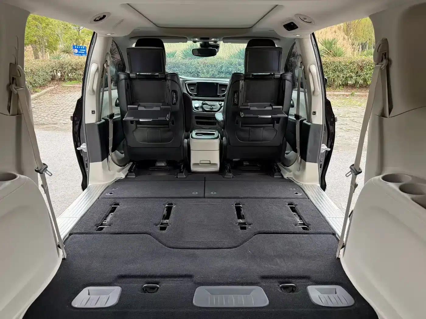 2017 Imported Grand Voyager 3.6L Premium Edition — миниатюра 57