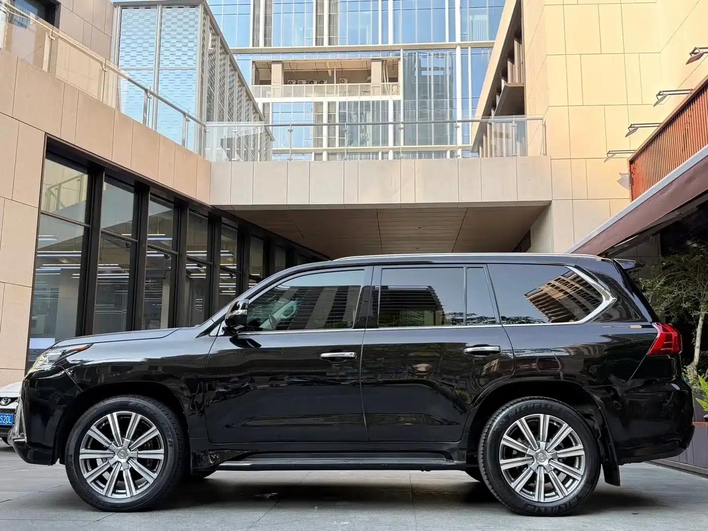 2016 Lexus LX 570 Premium Luxury Edition — миниатюра 3