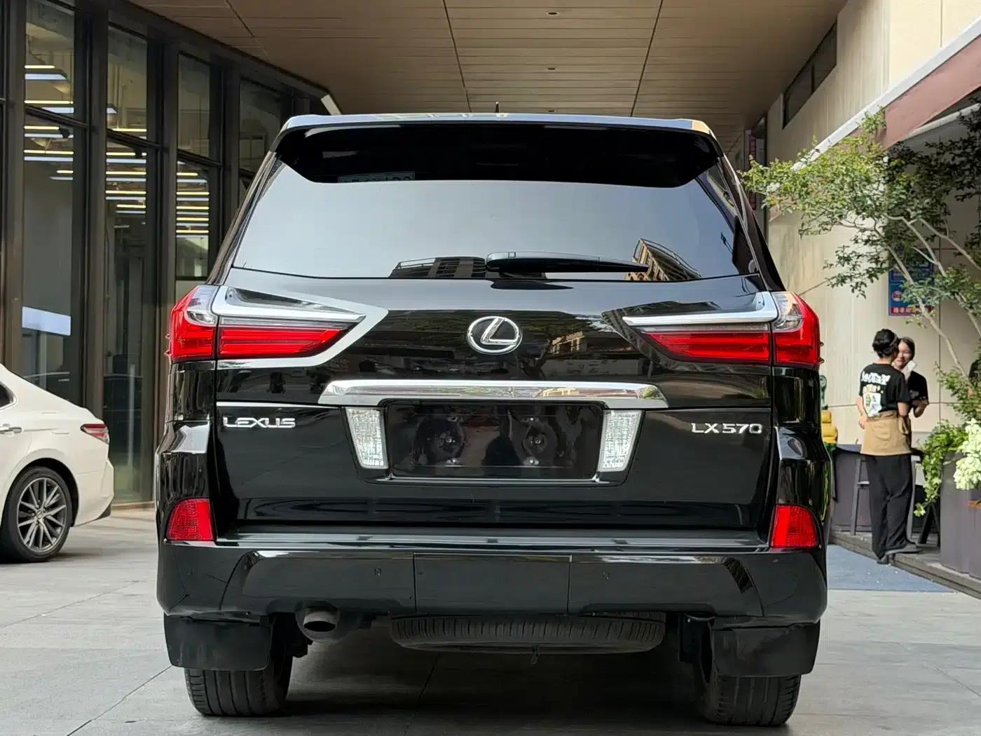2016 Lexus LX 570 Premium Luxury Edition — миниатюра 4