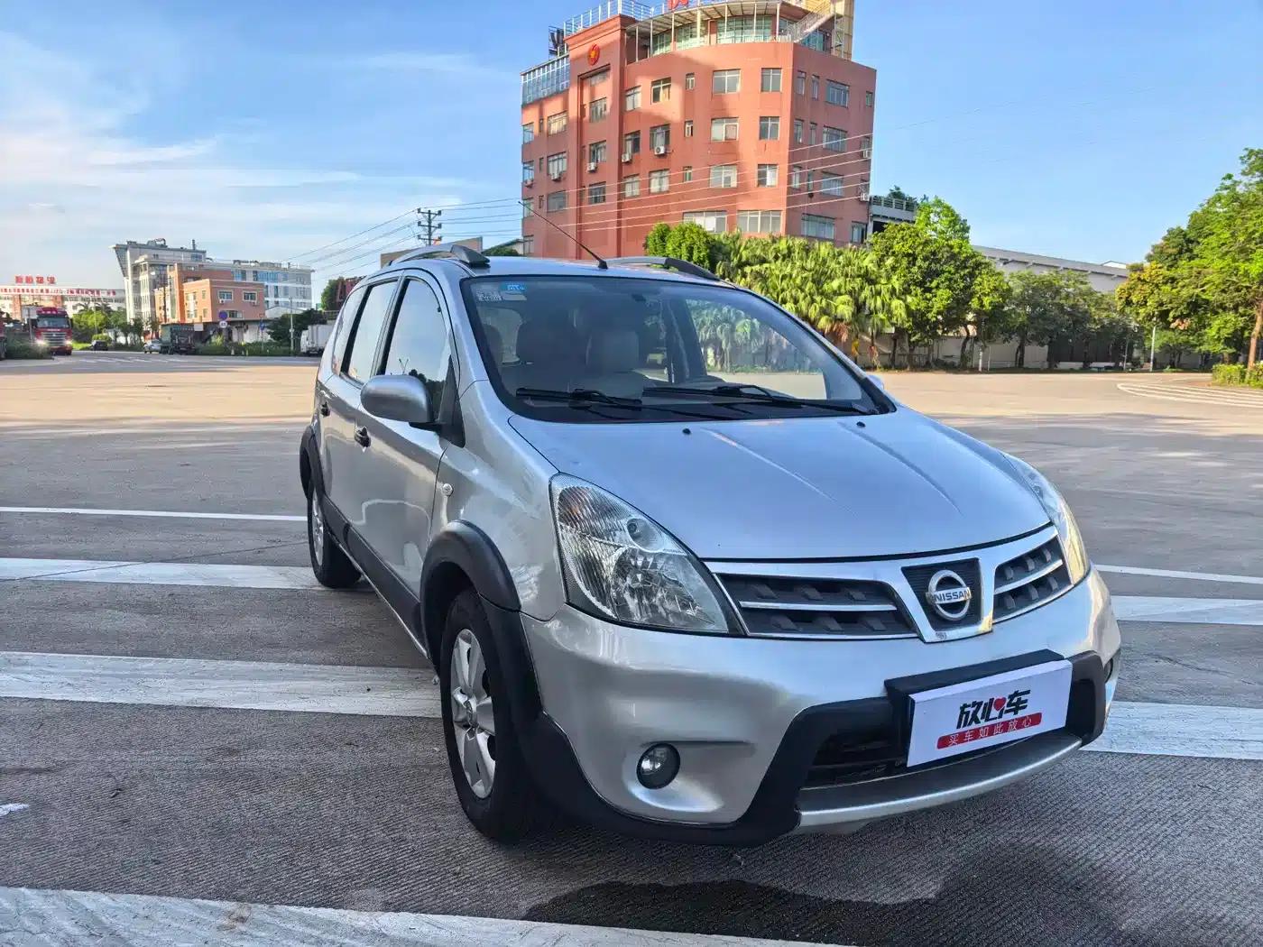 Nissan Livina 2010 Sporty Edition 1.6L Automatic Standard — миниатюра 3