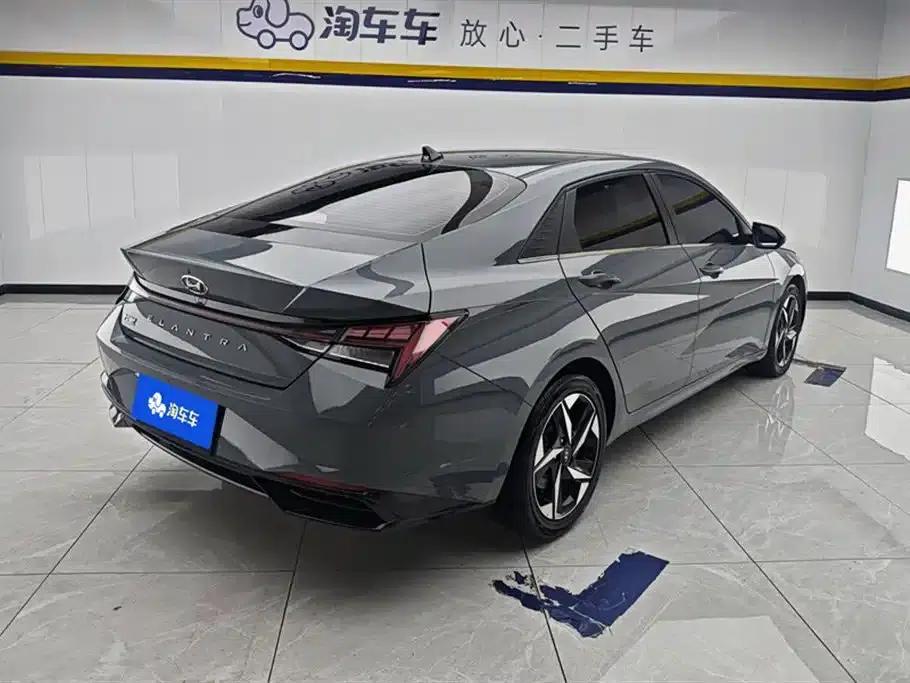 Hyundai Elantra 2021 1.5L CVT LUX Premium Edition — миниатюра 3
