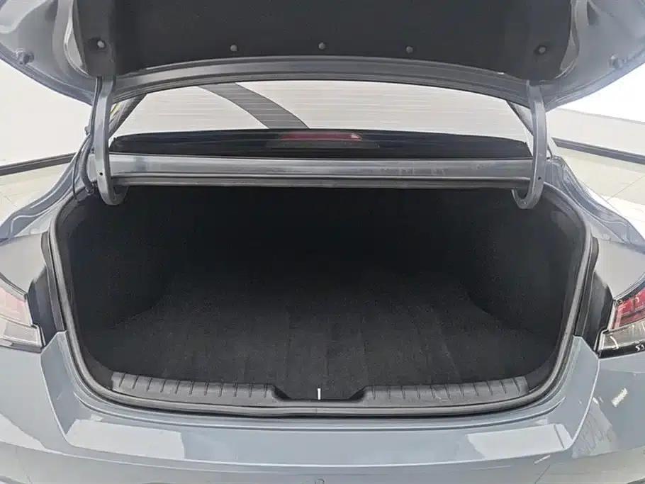 Hyundai Elantra 2021 1.5L CVT LUX Premium Edition — миниатюра 4