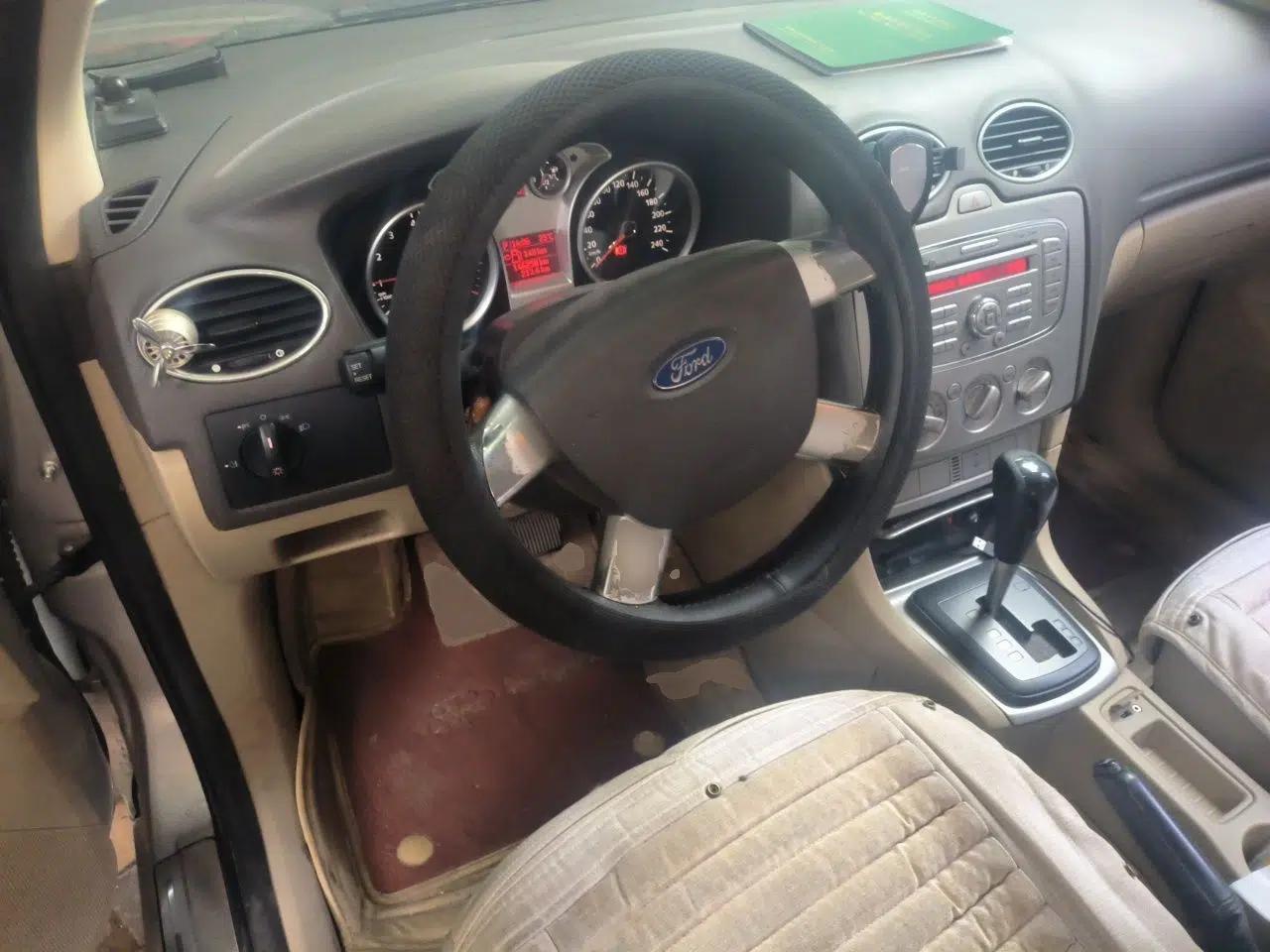 Ford Focus 2012 Sedan Classic 1.8L Automatic Base Model — миниатюра 10
