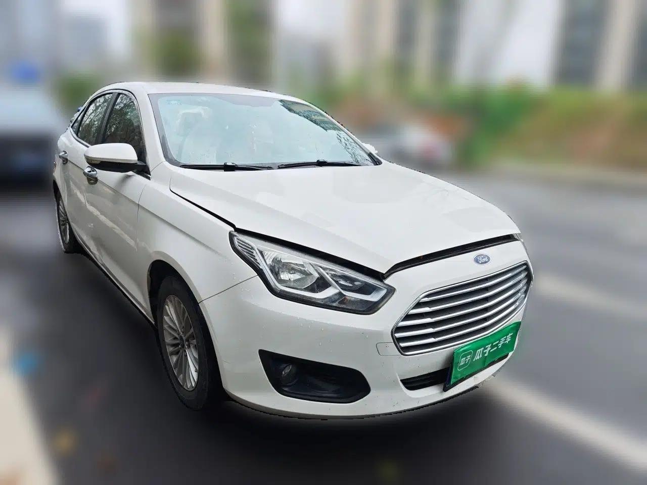 Ford Escort 2015 1.5L Manual Comfort Model — миниатюра 3