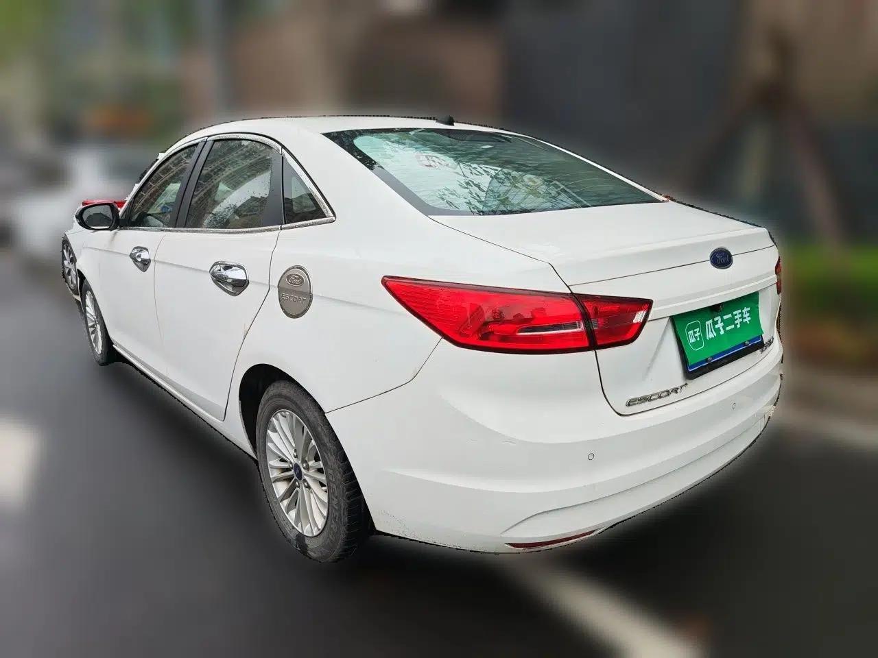 Ford Escort 2015 1.5L Manual Comfort Model — миниатюра 4