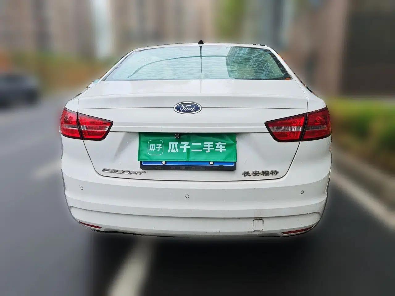 Ford Escort 2015 1.5L Manual Comfort Model — миниатюра 5