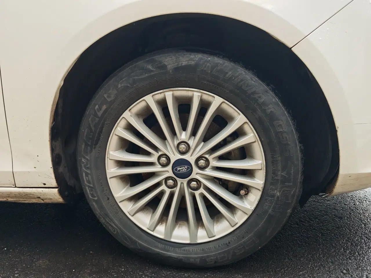 Ford Escort 2015 1.5L Manual Comfort Model — миниатюра 8