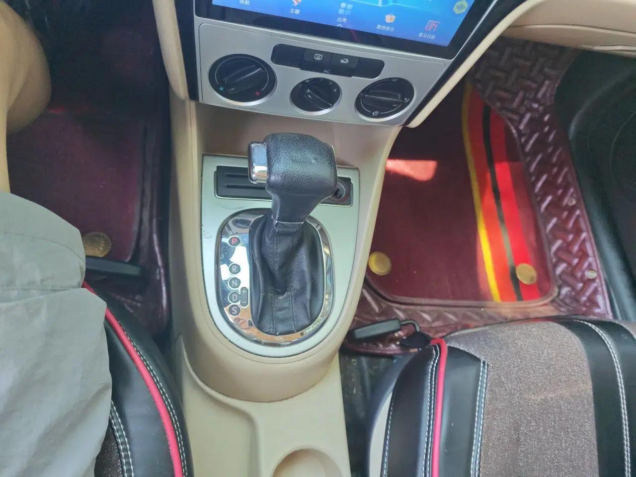 Volkswagen Lavida 2011 1.6L Automatic PinYou Edition — миниатюра 14