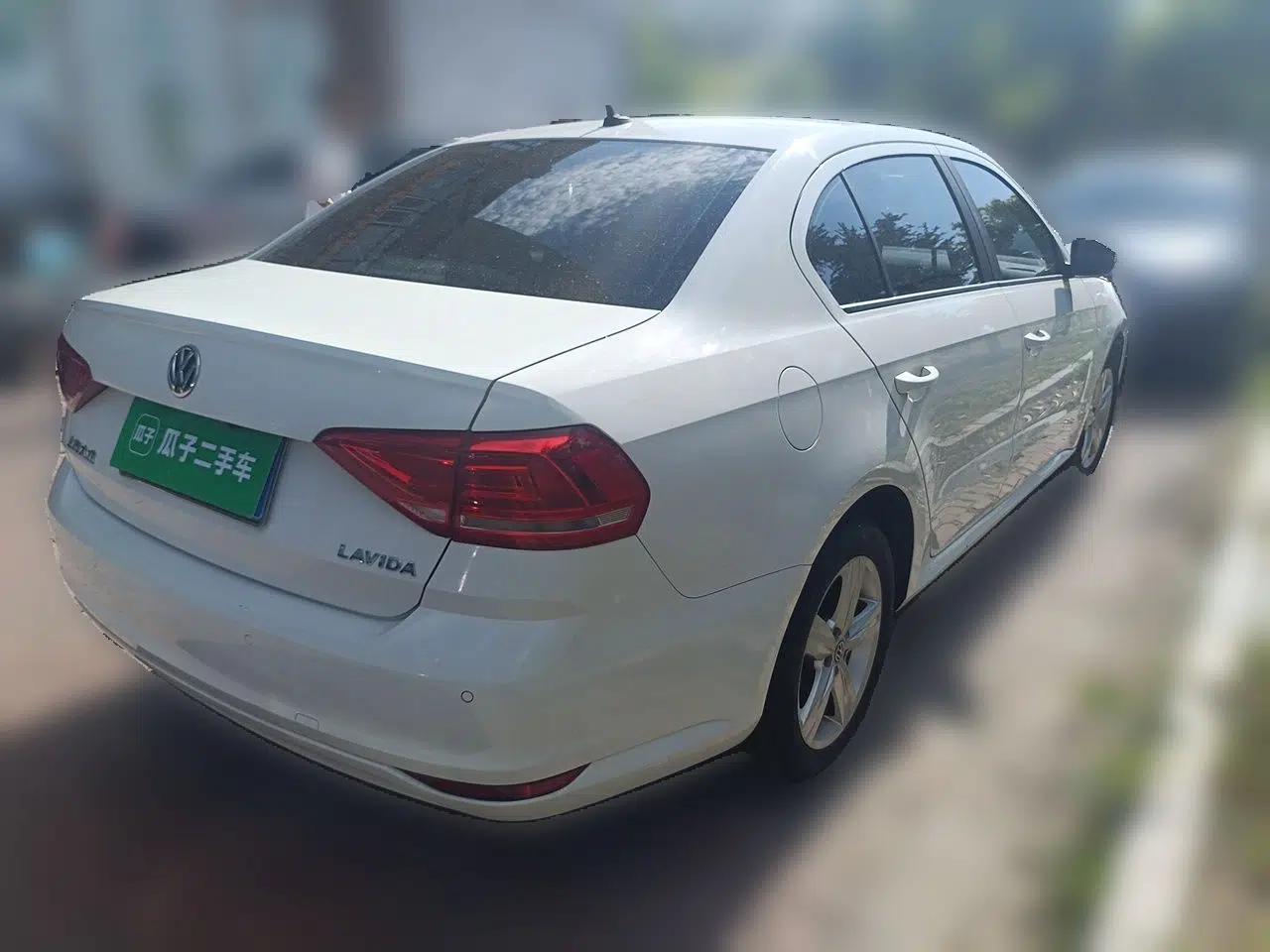Volkswagen Lavida 2017 1.6L Manual Fashion Edition — миниатюра 6