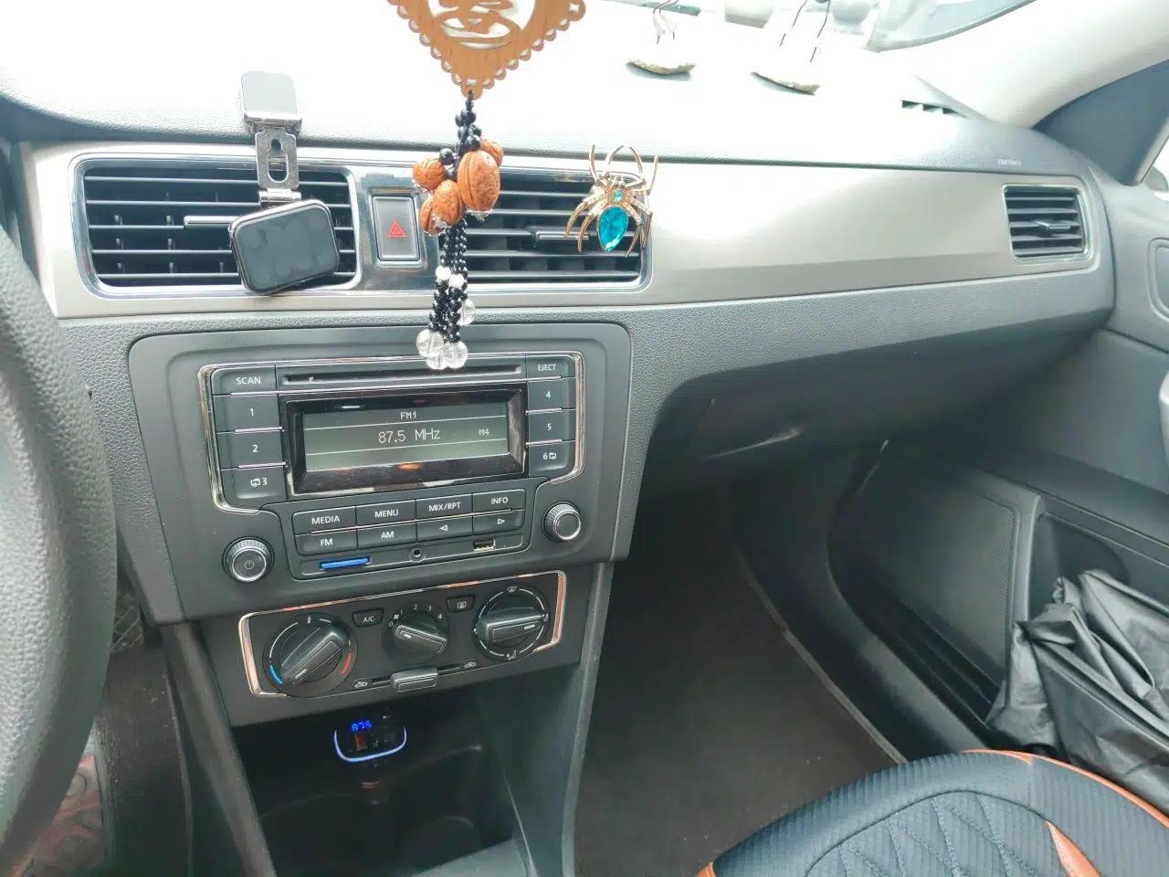 Volkswagen Santana 2015 1.6L Manual Comfort Edition — миниатюра 13