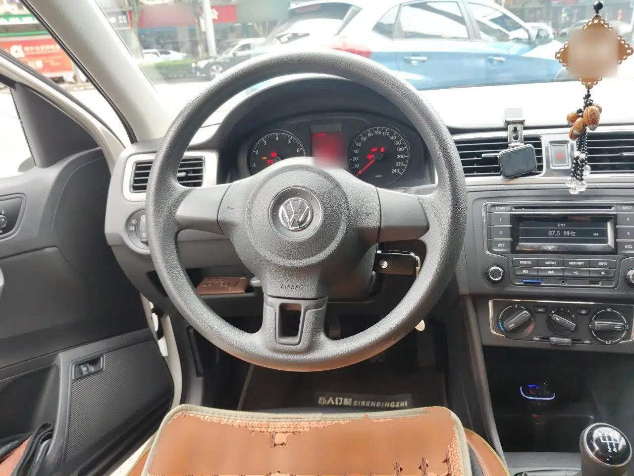 Volkswagen Santana 2015 1.6L Manual Comfort Edition — миниатюра 10