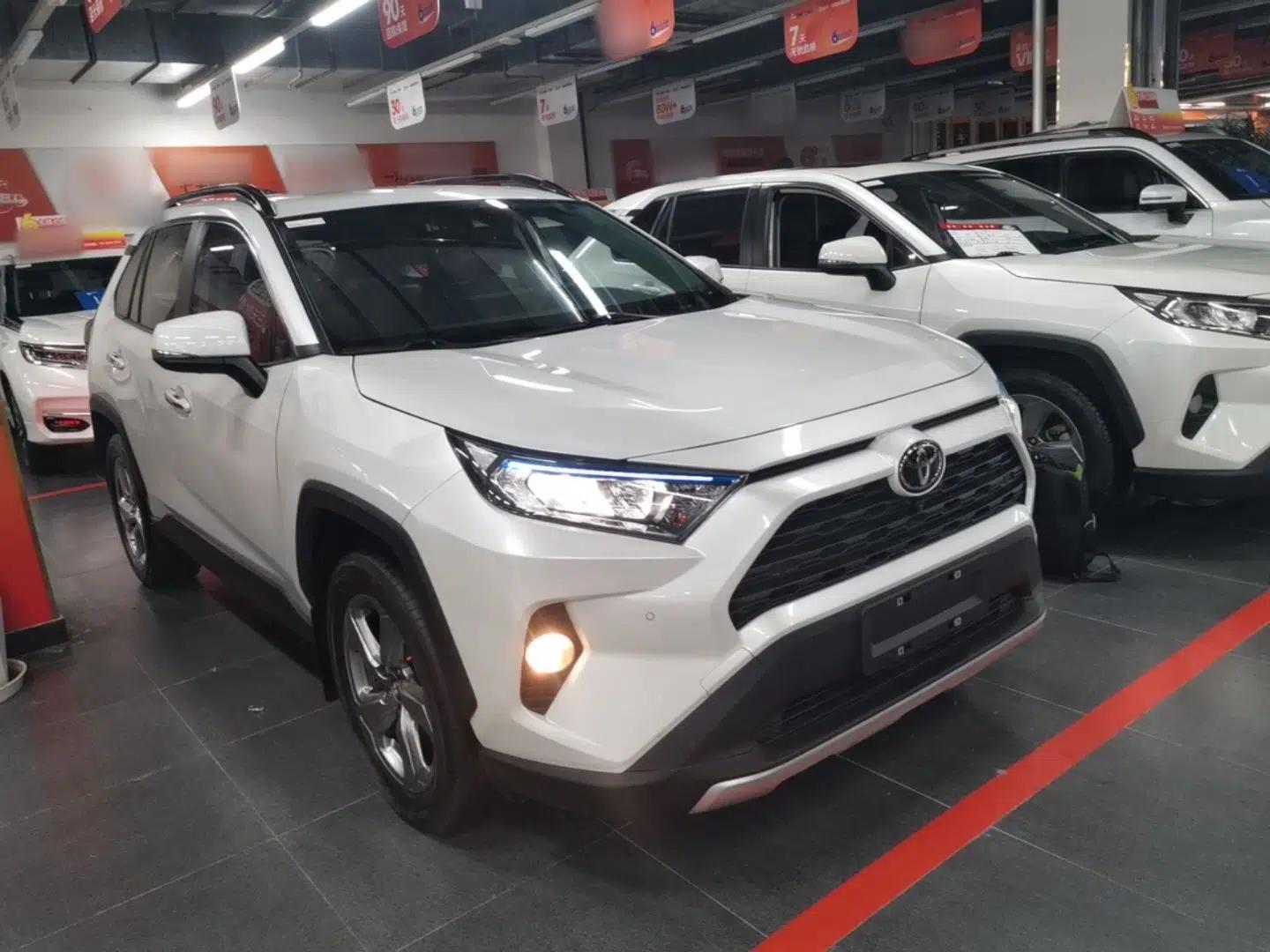 Toyota RAV4 2022 2.0L CVT Two-Wheel Drive Fashion Plus Edition — миниатюра 3