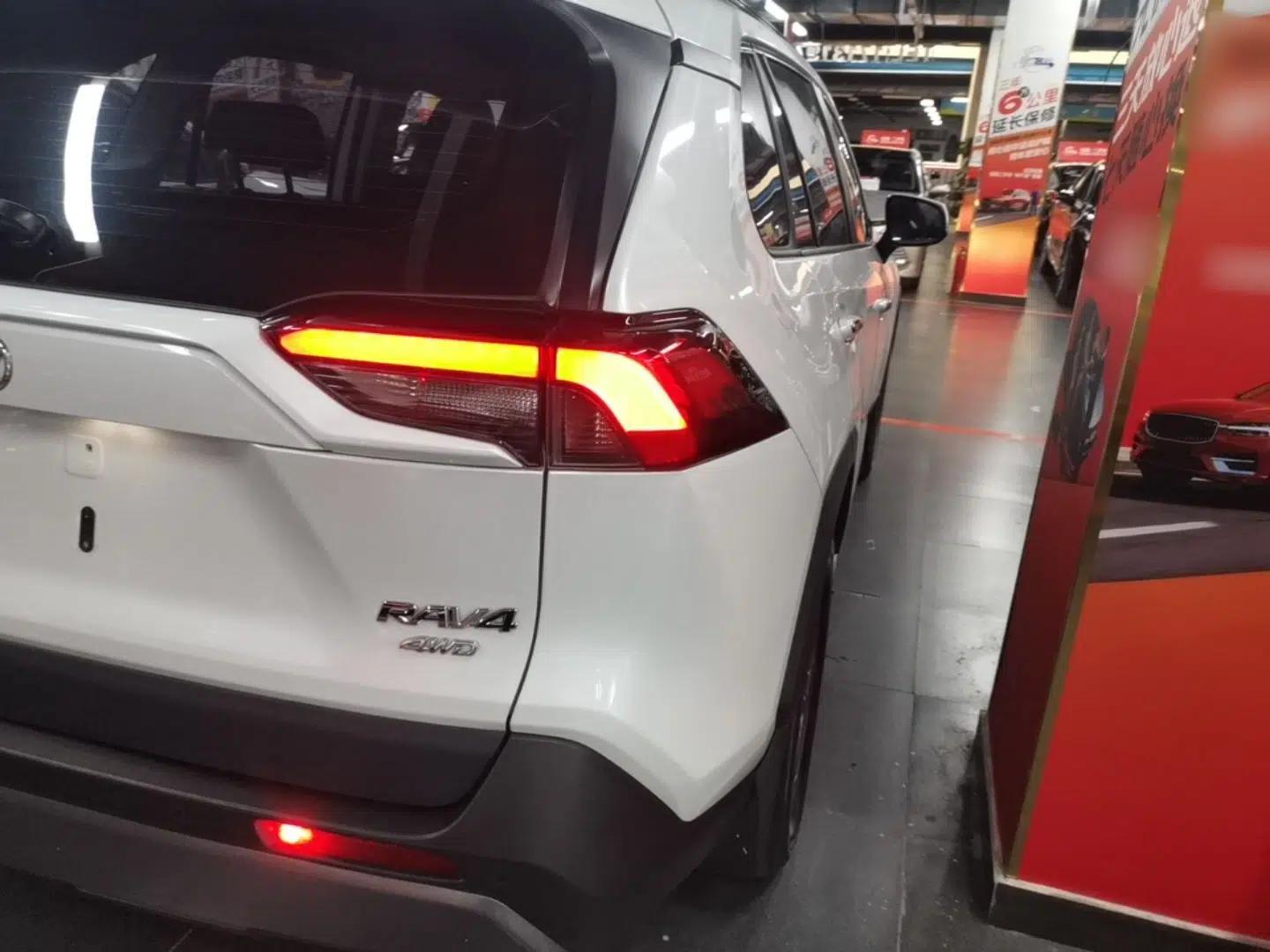 Toyota RAV4 2022 2.0L CVT Two-Wheel Drive Fashion Plus Edition — миниатюра 9