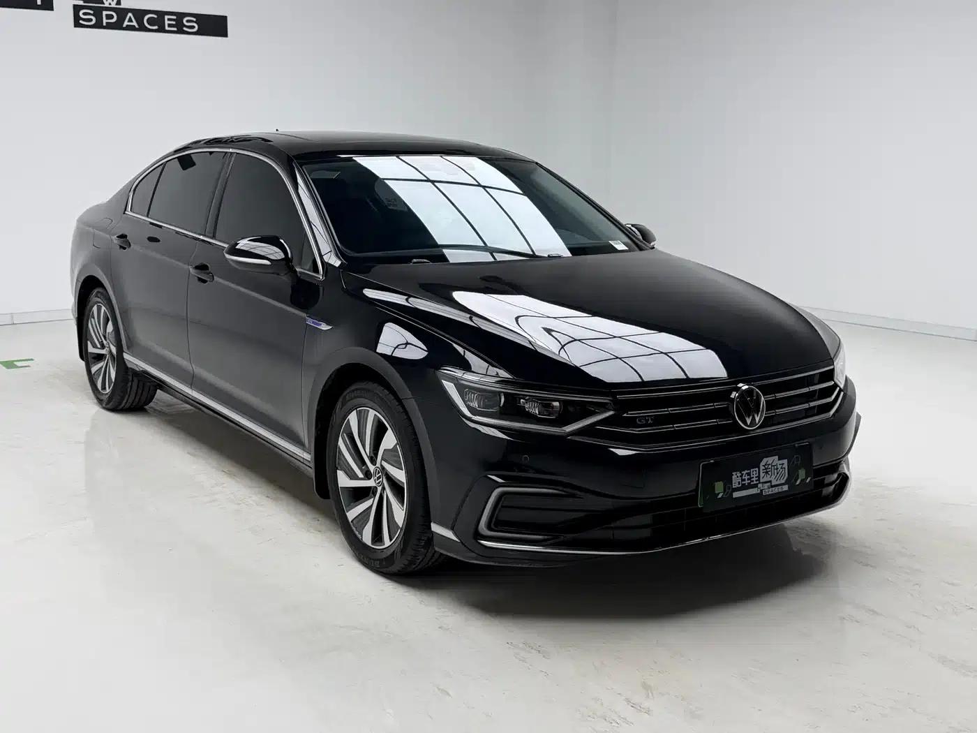 2022 Volkswagen Passat PHEV GTE Luxury Edition — миниатюра 3