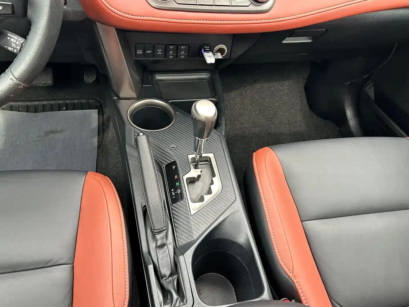 2015 RAV4 2.5L Automatic 4WD Elite Edition — миниатюра 8
